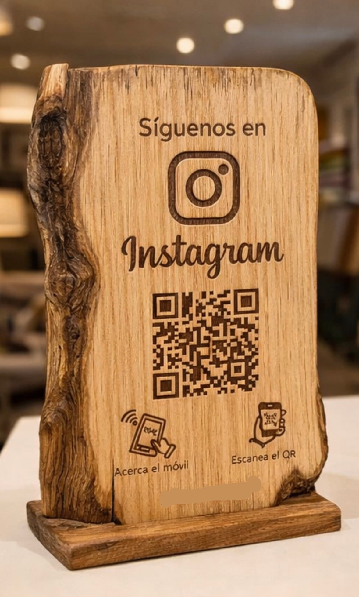 Soporte de madera Rankstar con código QR en una recepción