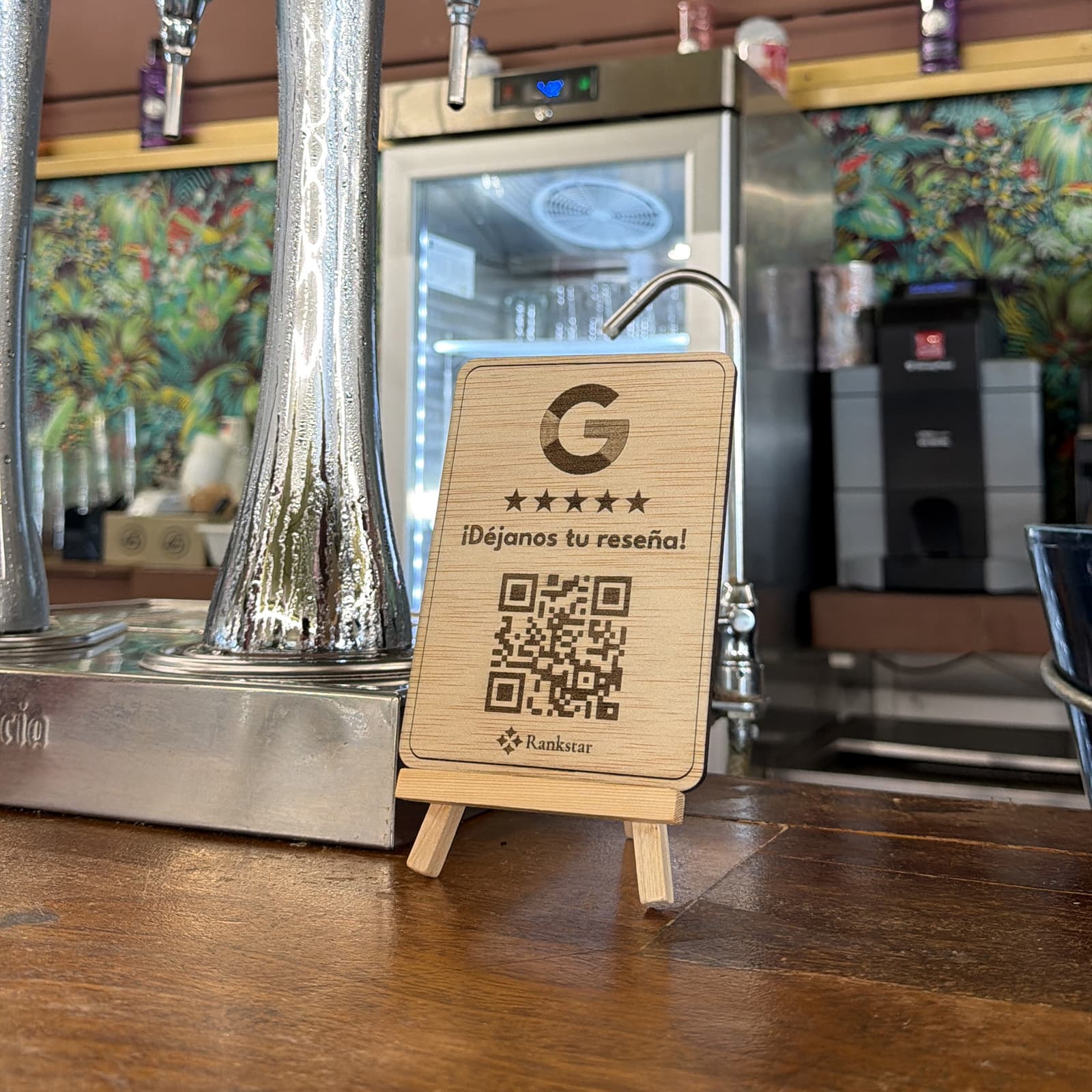 Expositor Rankstar de reseñas de Google en la barra de un bar, junto al grifo de cerveza
