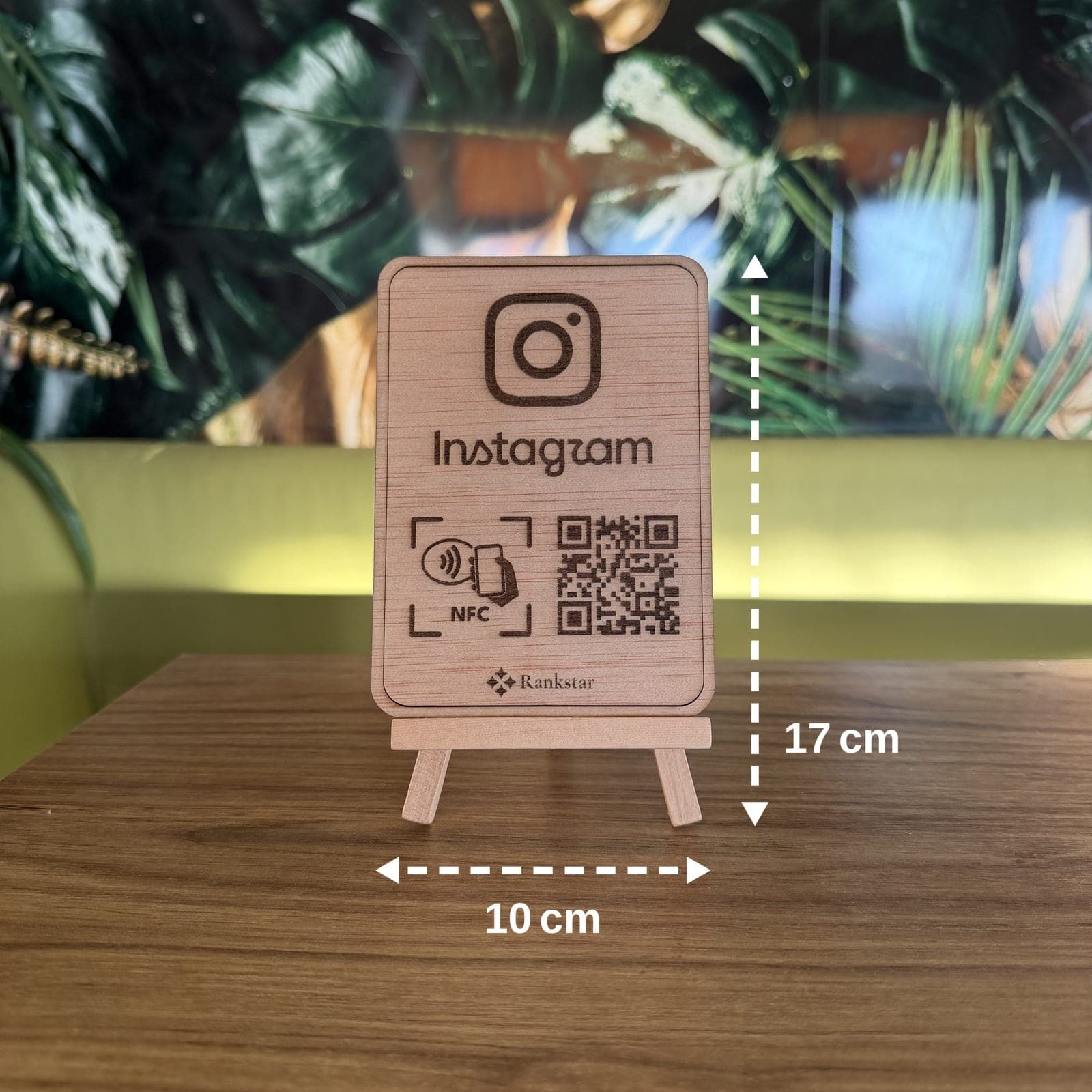 Medidas del expositor Rankstar de Instagram sobre su caballete: 10 cm de ancho y 17 cm de alto