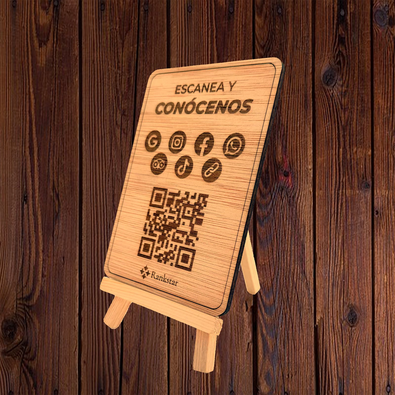 Expositor Rankstar de madera sobre su caballete, con el rótulo «Escanea y conócenos», los iconos de Google, Instagram, Facebook, WhatsApp, Tripadvisor y TikTok, y el QR grabado a láser, sobre un fondo de madera oscura