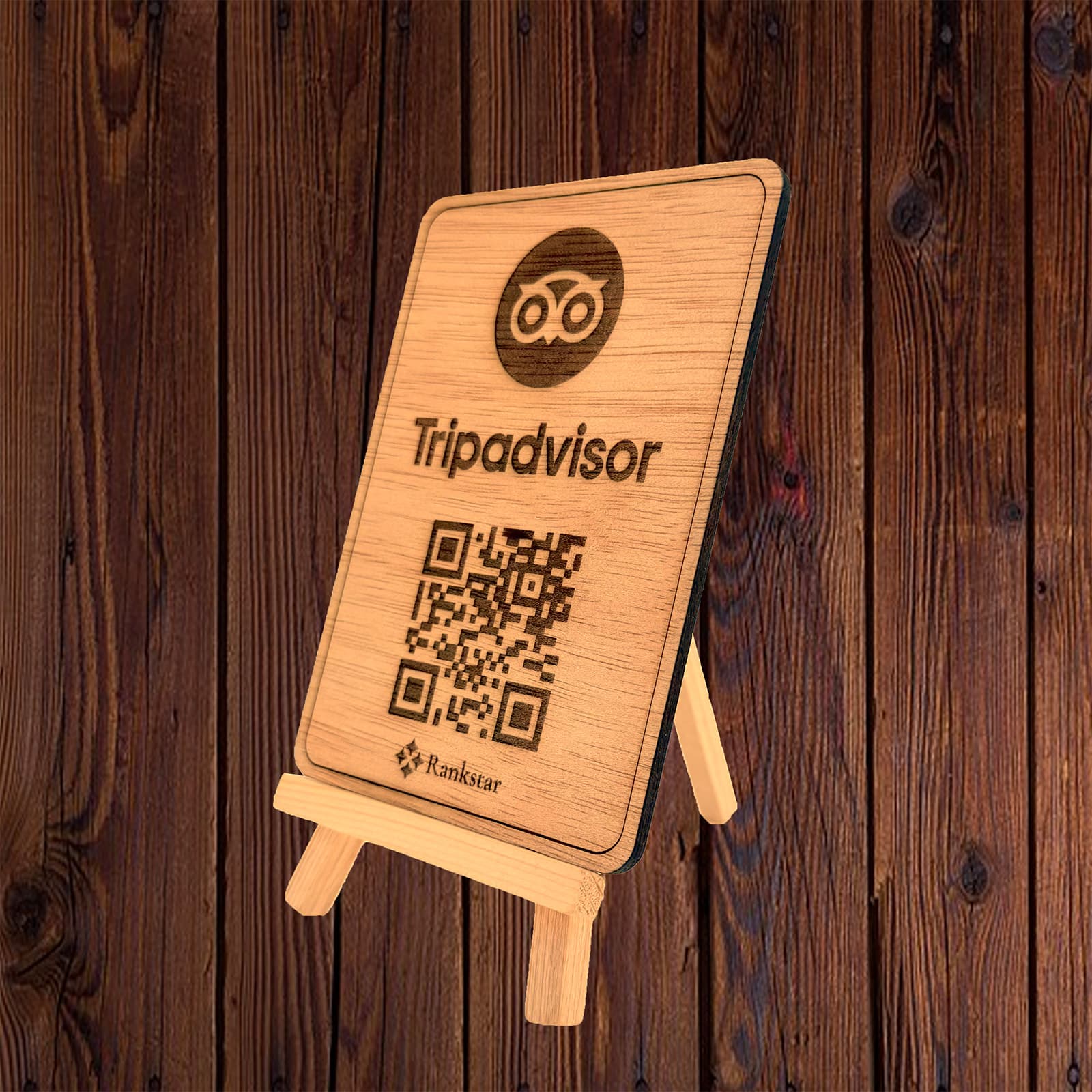 Expositor Rankstar de madera sobre su caballete, con el logo de Tripadvisor y el QR grabado a láser, sobre un fondo de madera oscura