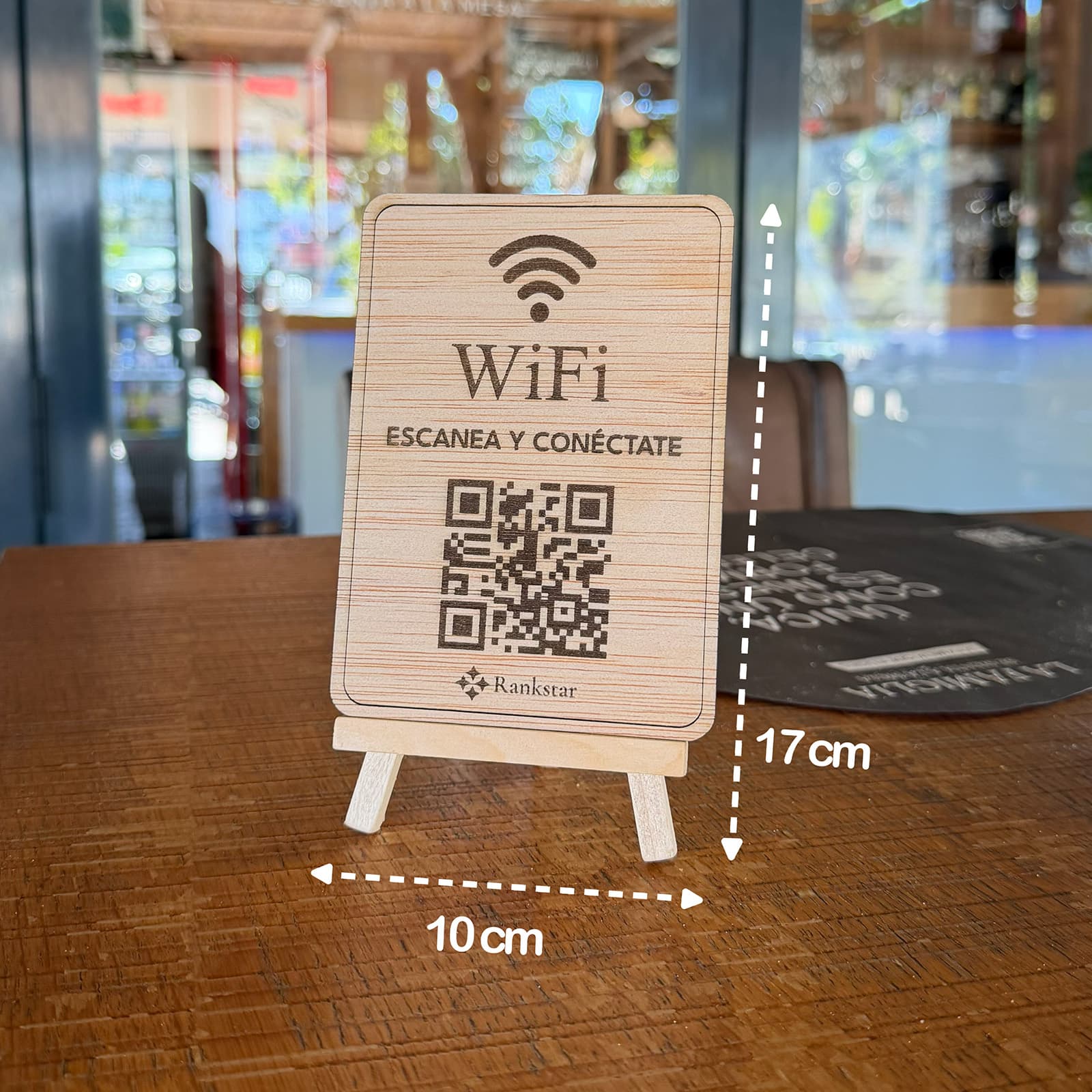 Medidas del expositor Rankstar de WiFi sobre su caballete: 10 cm de ancho y 17 cm de alto