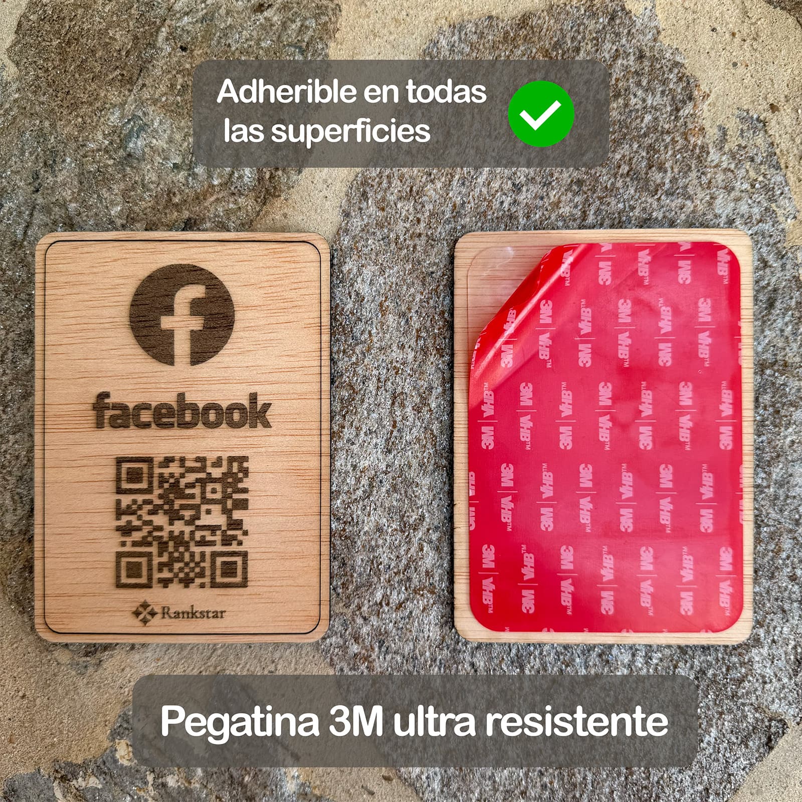 La placa Rankstar de Facebook junto a su reverso con el adhesivo 3M, sobre un muro de piedra, con los rótulos «Adherible en todas las superficies» y «Pegatina 3M ultra resistente»