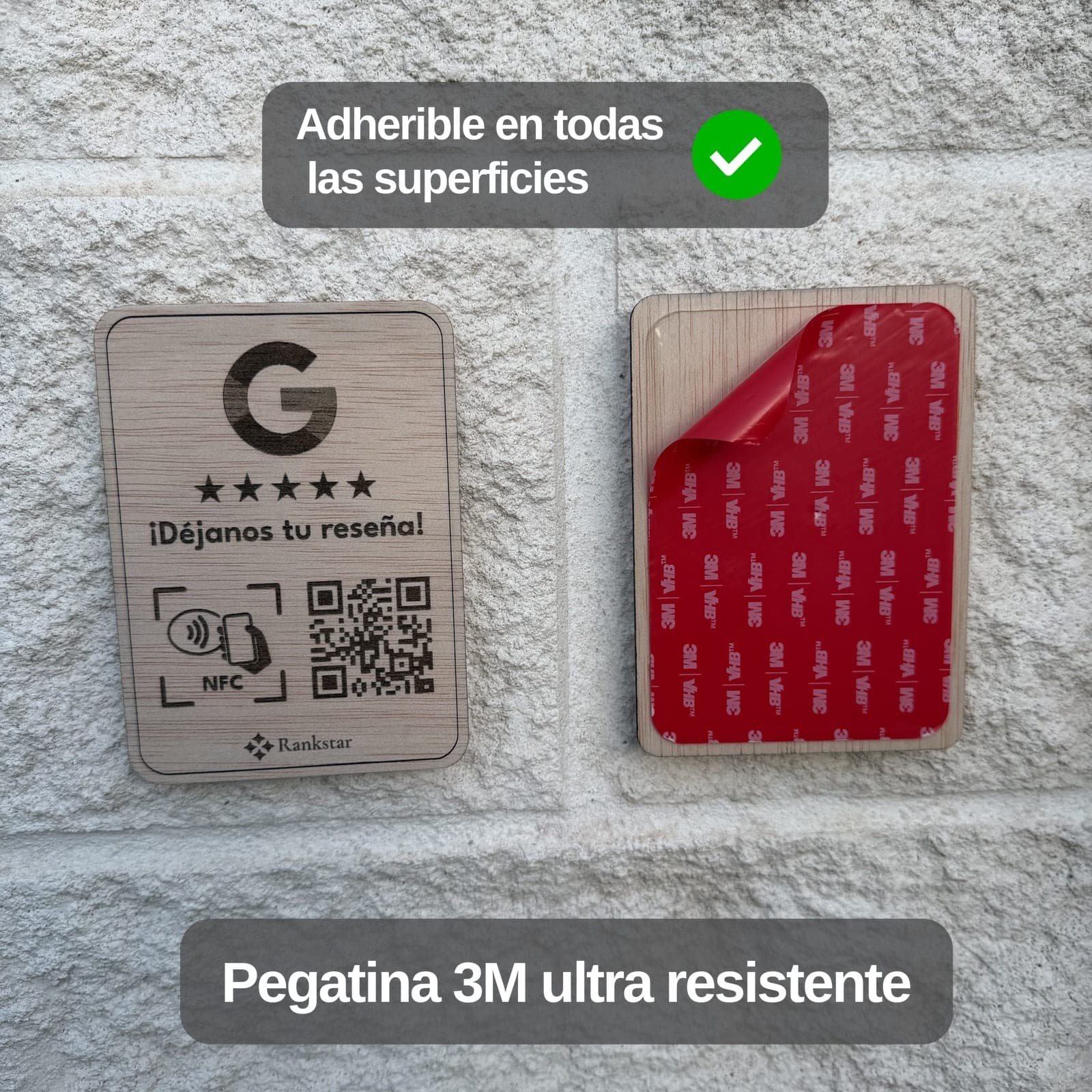 La placa Rankstar de Google junto a su reverso con el adhesivo 3M, sobre un muro de piedra, con los rótulos «Adherible en todas las superficies» y «Pegatina 3M ultra resistente»