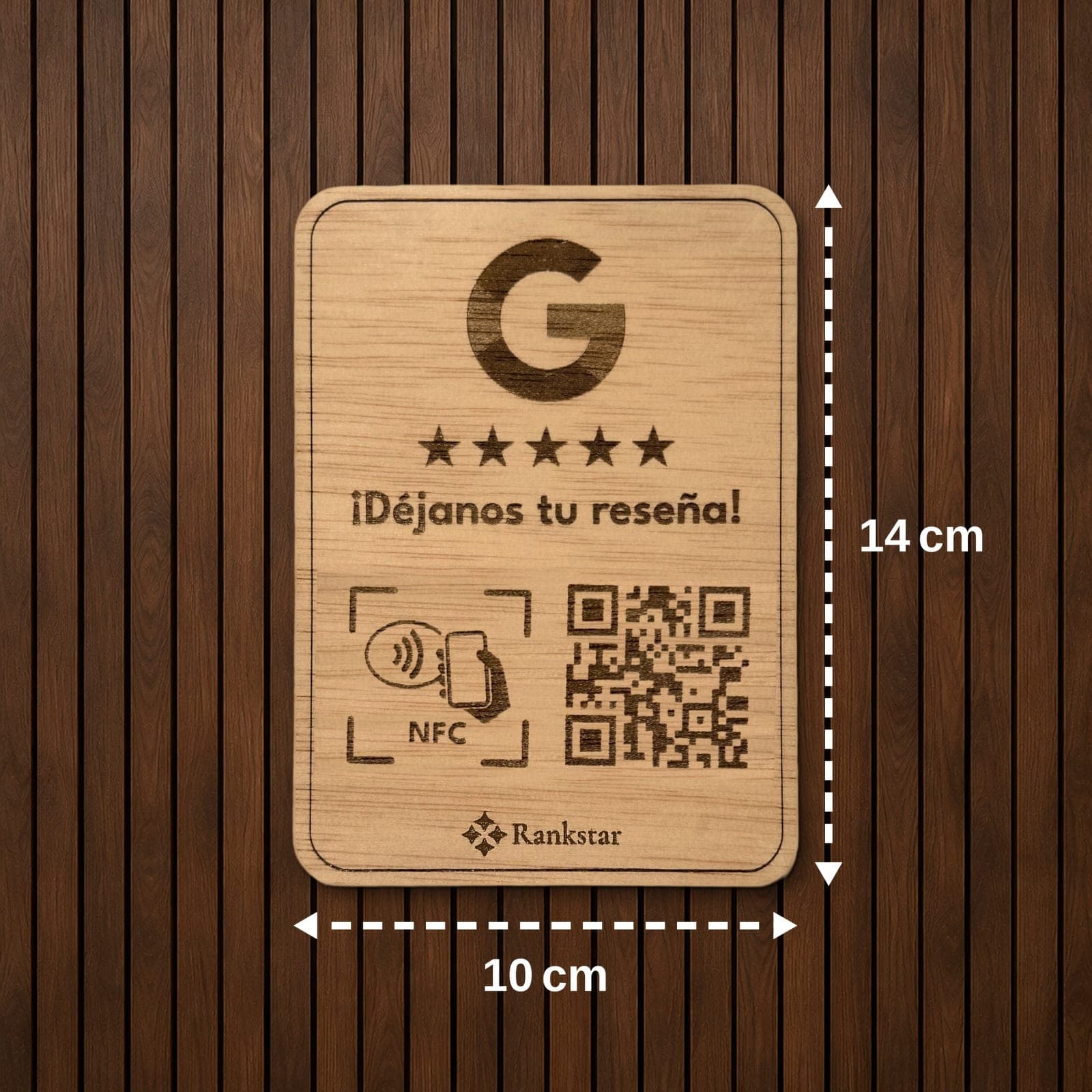 Medidas de la placa Rankstar de Google: 10 cm de ancho y 14 cm de alto, sobre un fondo de listones de madera