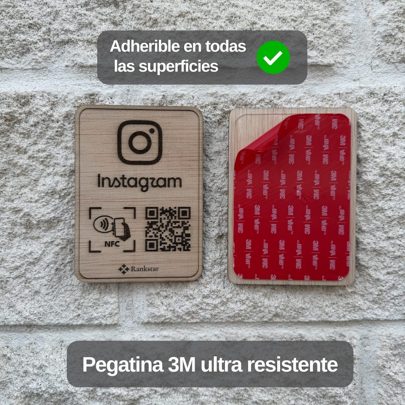 La placa Rankstar de Instagram junto a su reverso con el adhesivo 3M, sobre un muro de piedra, con los rótulos «Adherible en todas las superficies» y «Pegatina 3M ultra resistente»