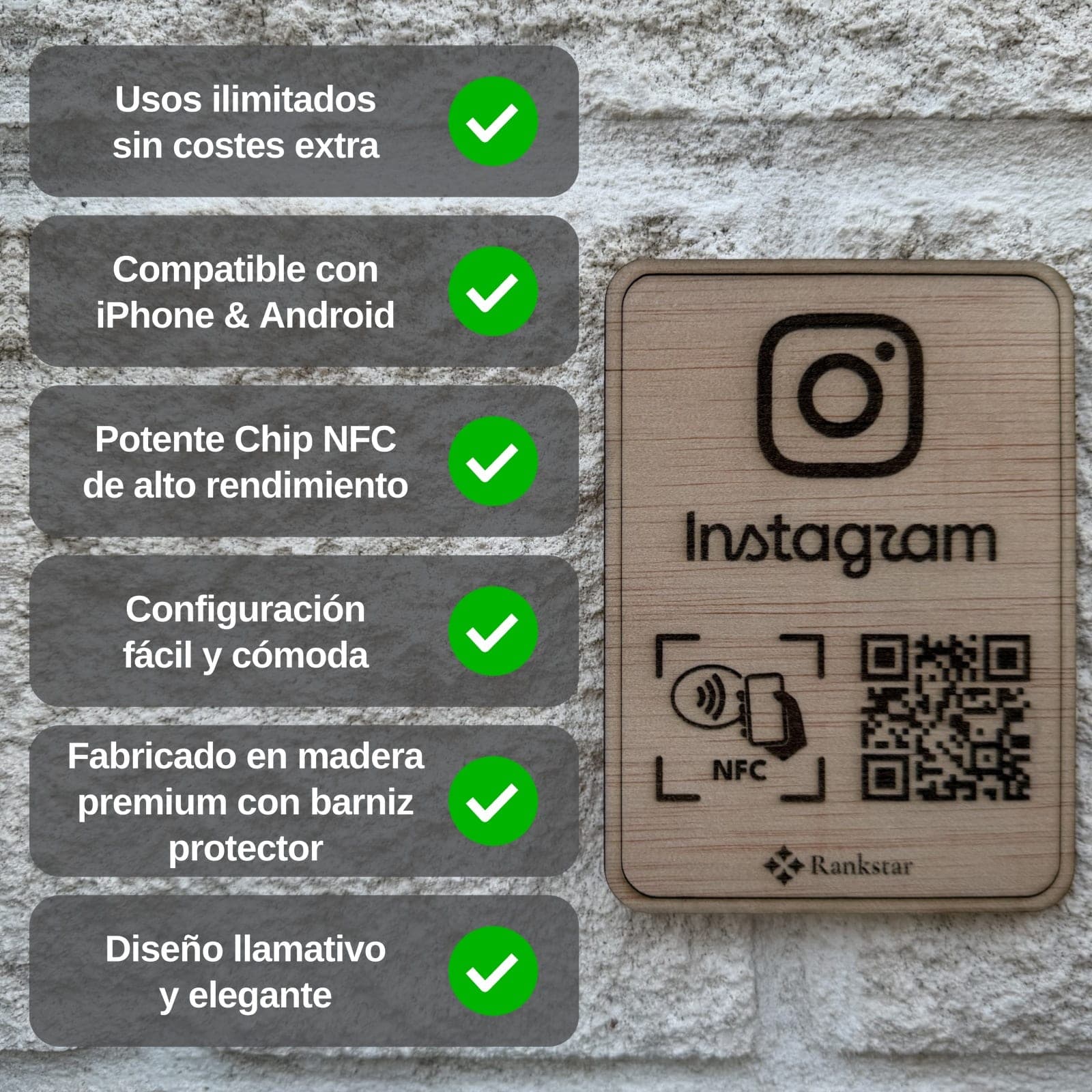 La placa Rankstar de Instagram sobre un muro de piedra, junto a sus ventajas: usos ilimitados sin costes extra, compatible con iPhone y Android, potente chip NFC de alto rendimiento, configuración fácil y cómoda, fabricada en madera premium con barniz protector y diseño llamativo y elegante