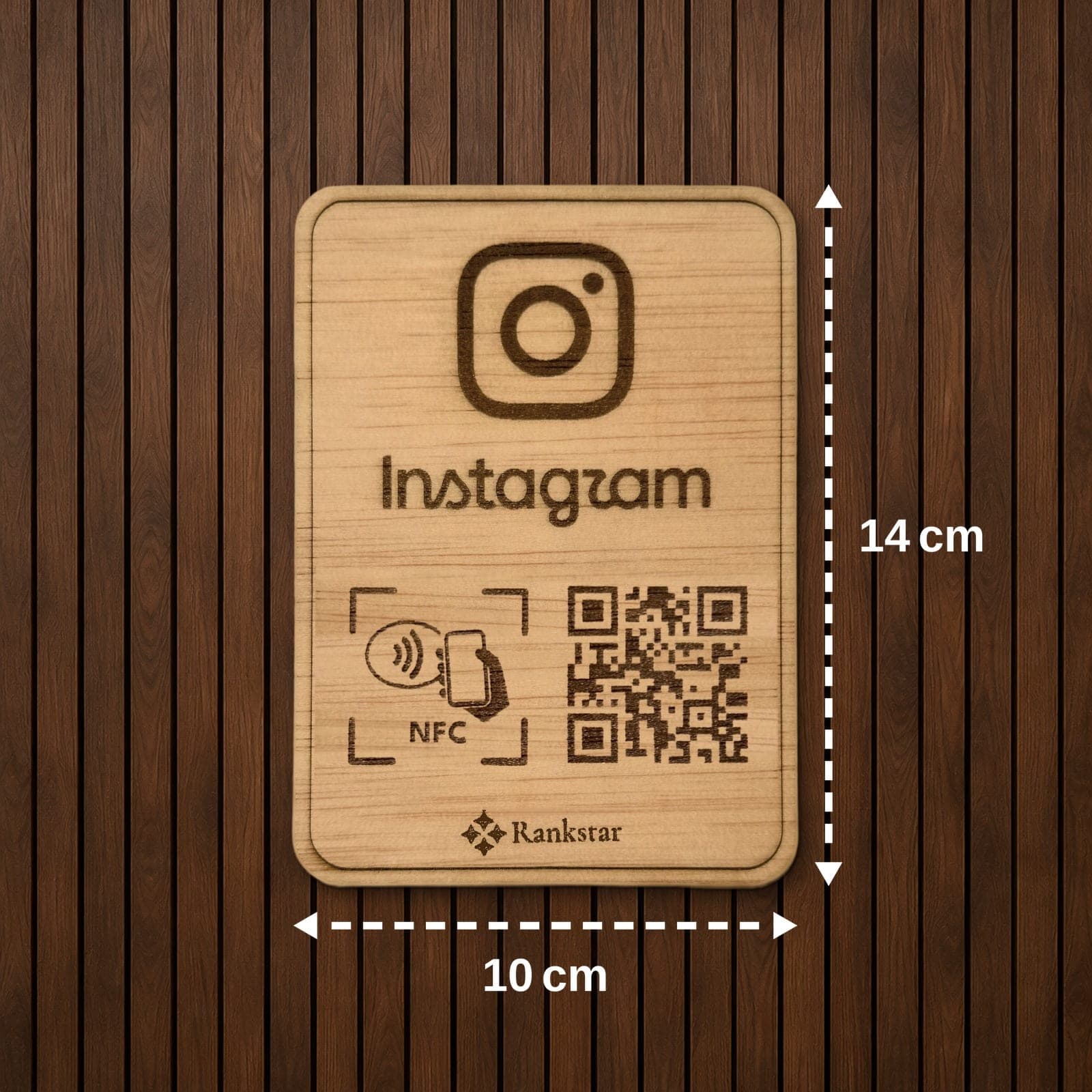 Medidas de la placa Rankstar de Instagram: 10 cm de ancho y 14 cm de alto, sobre un fondo de listones de madera