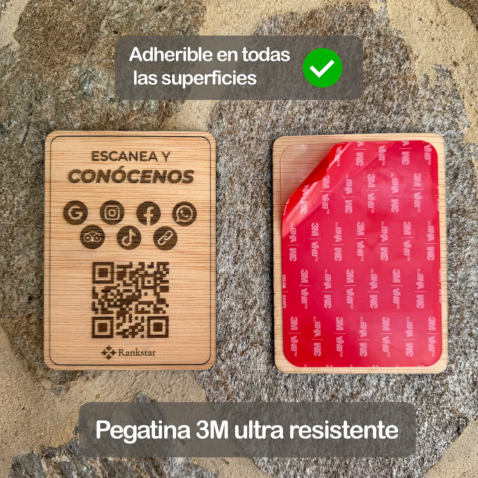 La placa Rankstar Multilink junto a su reverso con el adhesivo 3M, sobre un muro de piedra, con los rótulos «Adherible en todas las superficies» y «Pegatina 3M ultra resistente»