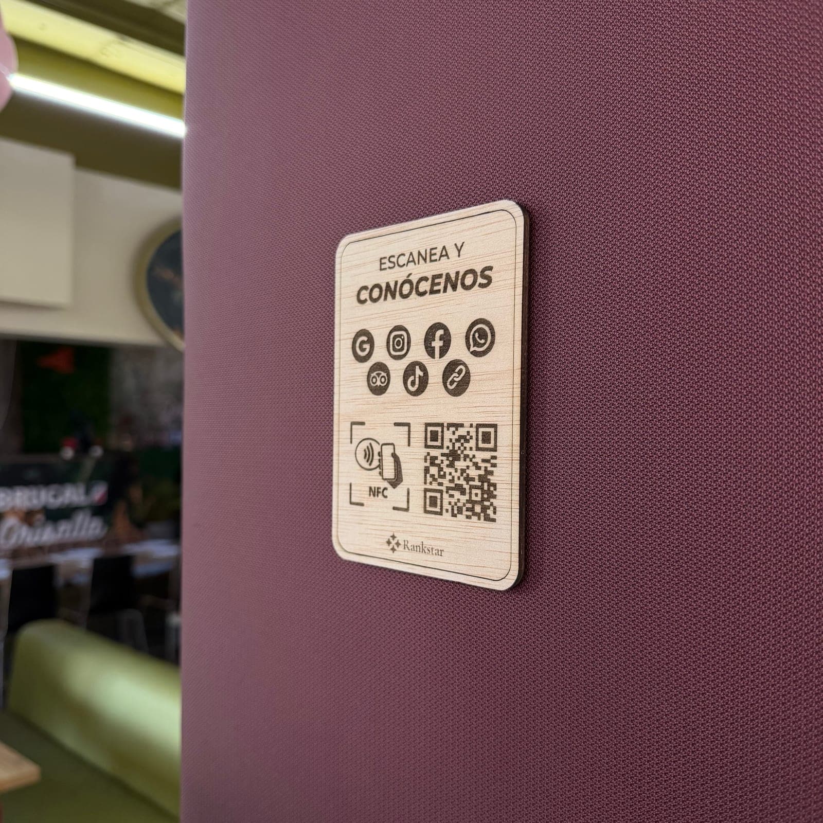 Placa Rankstar Multilink pegada en la pared granate de un restaurante