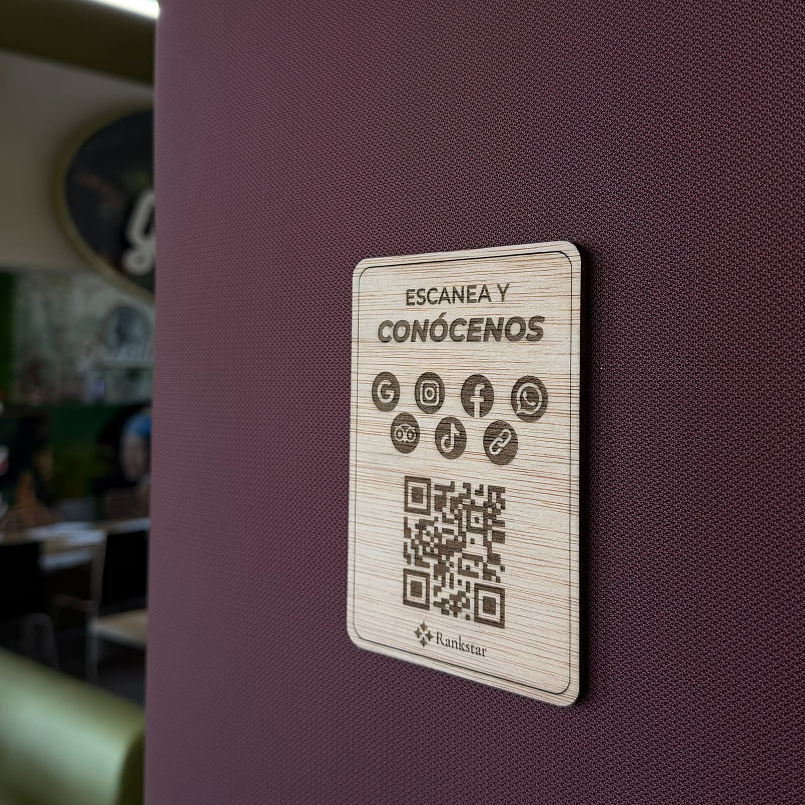 Placa Rankstar Multilink pegada en la pared granate de un restaurante