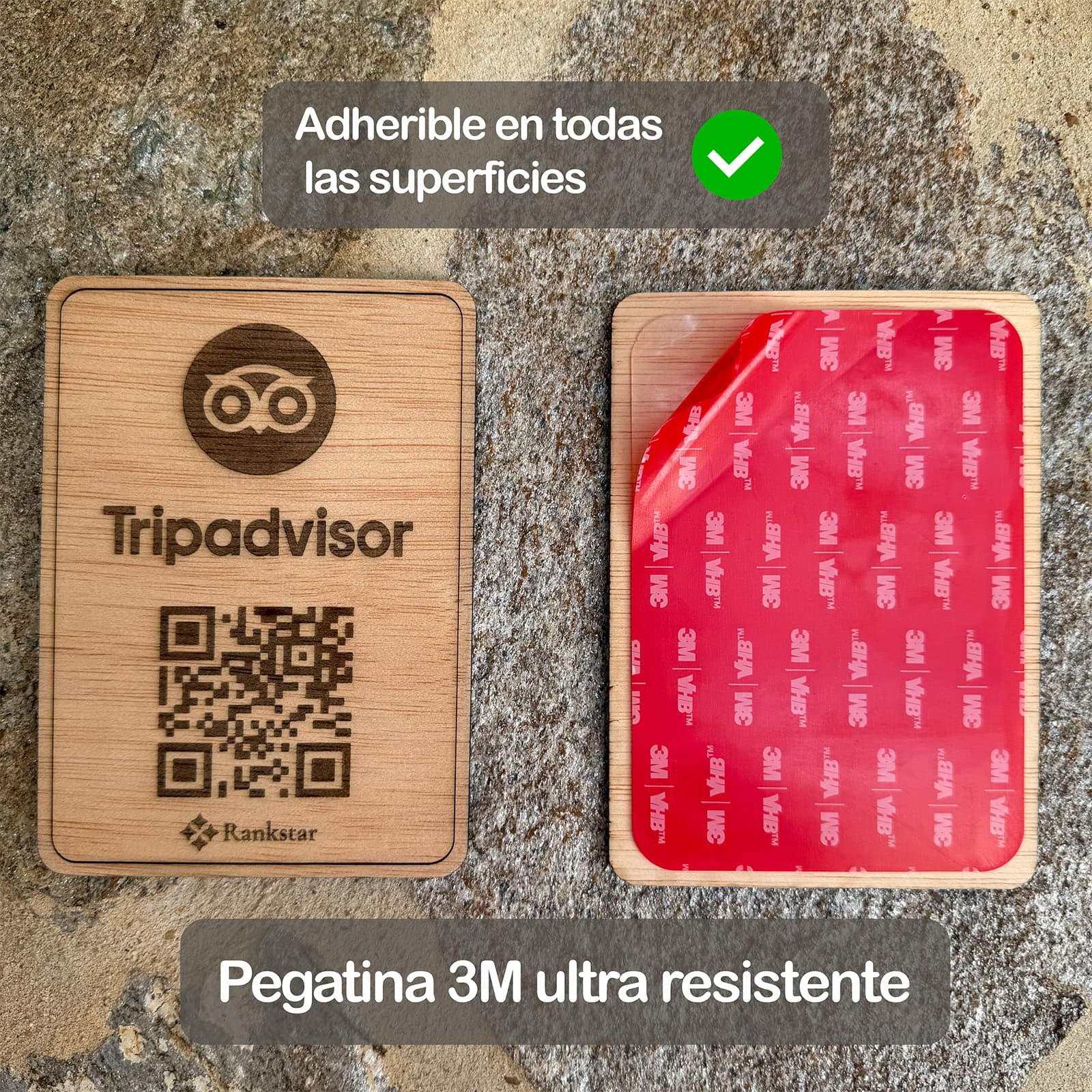 La placa Rankstar de Tripadvisor junto a su reverso con el adhesivo 3M, sobre un muro de piedra, con los rótulos «Adherible en todas las superficies» y «Pegatina 3M ultra resistente»