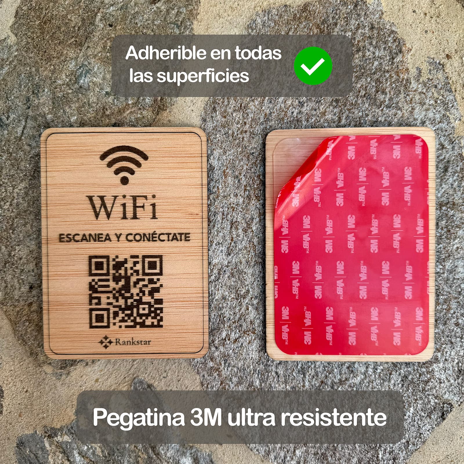 La placa Rankstar de WiFi junto a su reverso con el adhesivo 3M, sobre un muro de piedra, con los rótulos «Adherible en todas las superficies» y «Pegatina 3M ultra resistente»