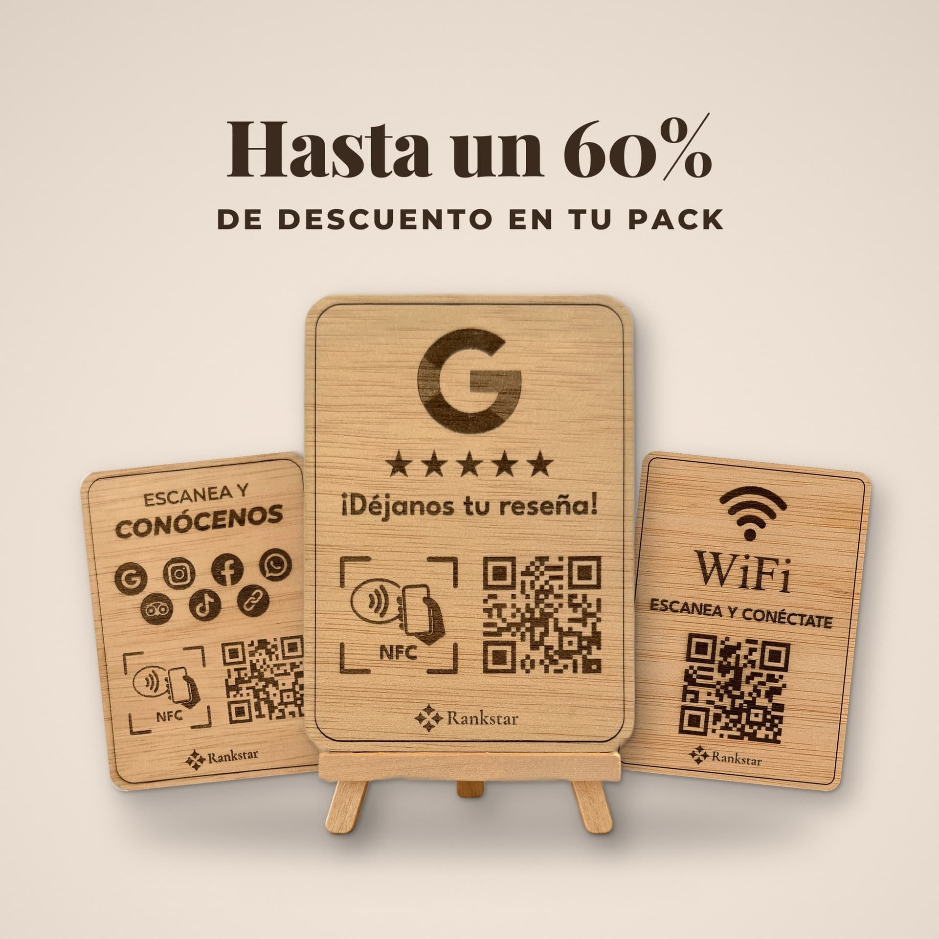 Packs Rankstar: el expositor de Google sobre su caballete entre la placa «Escanea y conócenos» y la de WiFi, todas de madera con NFC y QR, bajo el rótulo «Hasta un 60 % de descuento en tu pack»