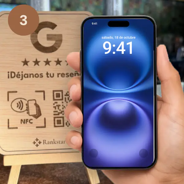 Una mano acerca la parte de arriba del móvil al símbolo NFC del expositor de Google, el móvil avisa de la etiqueta NFC, se abre el formulario de Google y deja una reseña: marca las cinco estrellas, escribe el comentario, pulsa Publicar y sale «Reseña publicada» con confeti